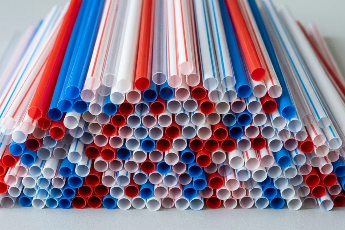 Finished PP plastic drinking straws output from straw making machine